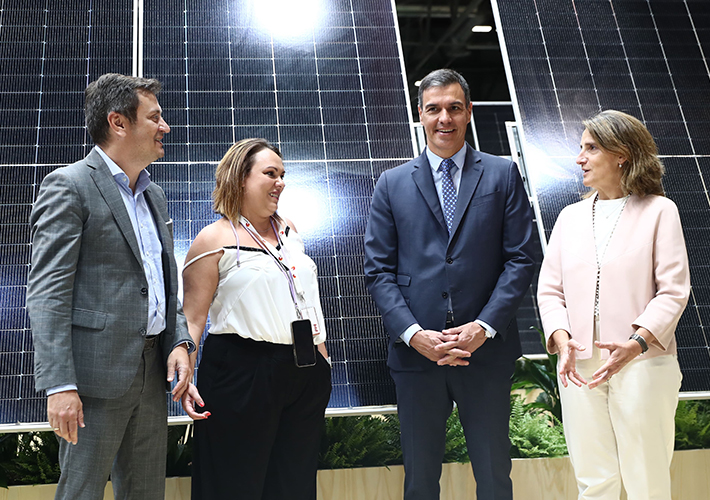 foto UNEF traslada al presidente del Gobierno, Pedro Sánchez, y a la vicepresidenta tercera, Teresa Ribera, el esplendor de la industria fotovoltaica española durante la inauguración de la Feria Genera.